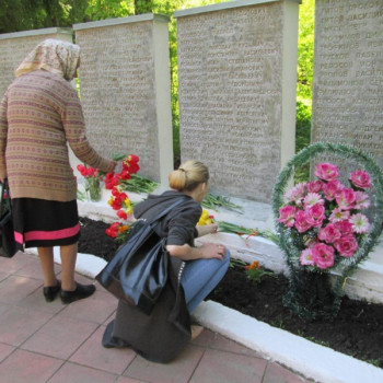 Возложение цветов на памятнике погибшим воинам, жителям с. Архангельское, 9 мая 2018